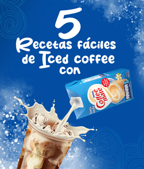 Vertiendo Coffee Mate sobre Iced Coffee