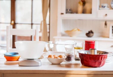 Mesa con utensilios
