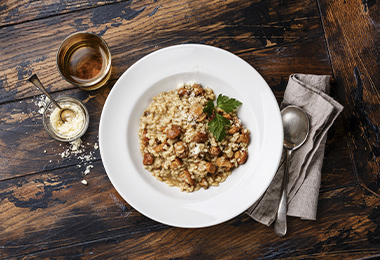 Un risotto con hongos, un plato preparado con arroz.