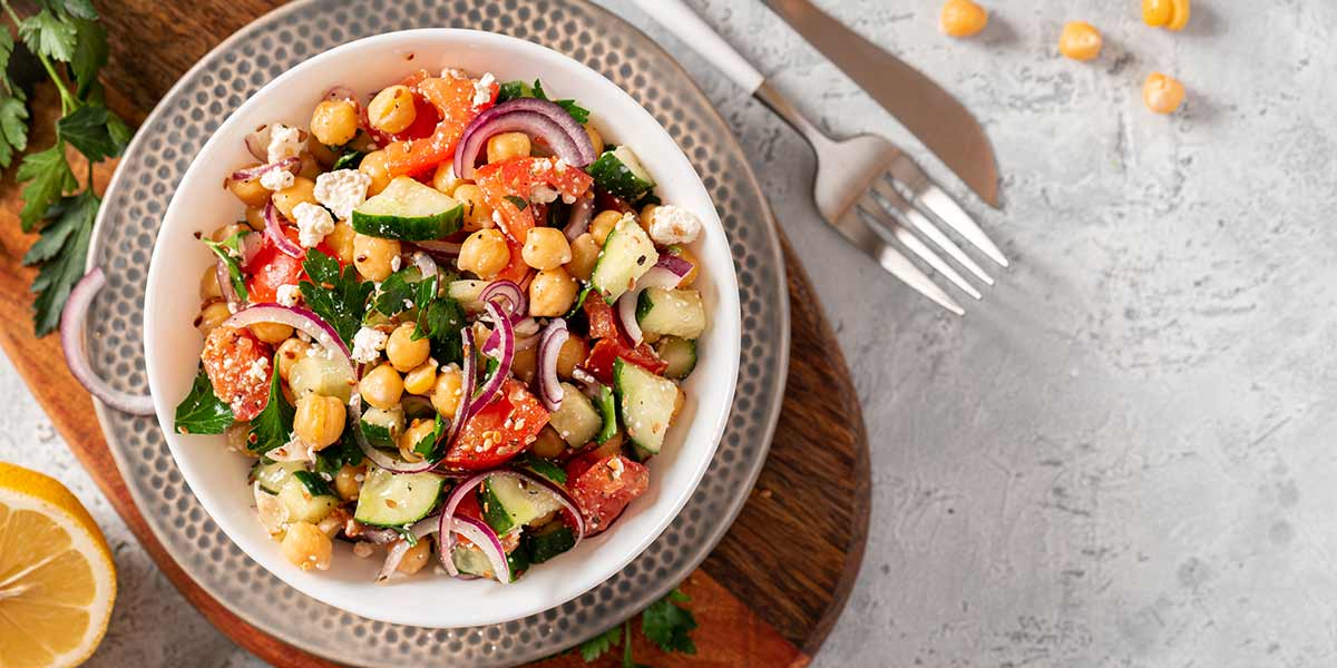 Receta fácil y rápida de ensalada de garbanzos y vegetales
