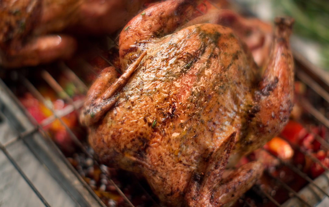 POLLO ESPECIADO SOBRE VEGETALES