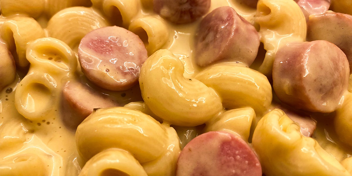 Macarrones con queso y salchicha Macarrones con queso y salchicha