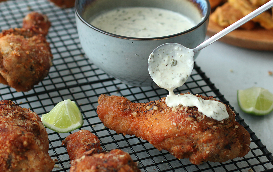 Muslos de Pollo Empanizados con Salsa Tártara