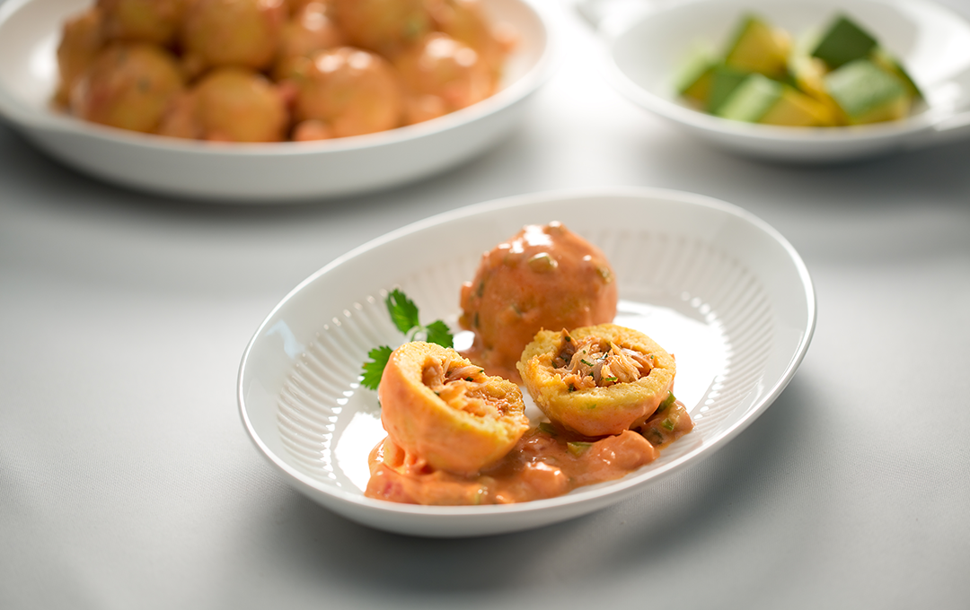 Perlas de Maíz Rellenas de Bacalao en Salsa de Coco