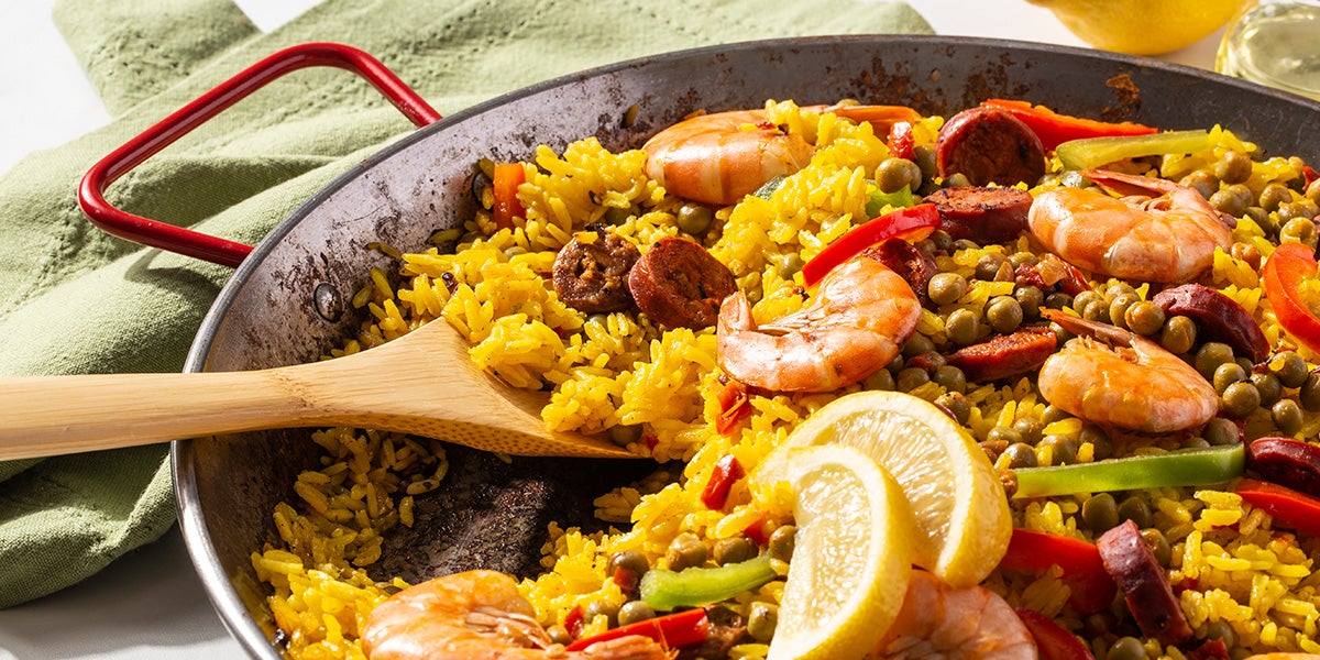 Paella de camarones y chorizo