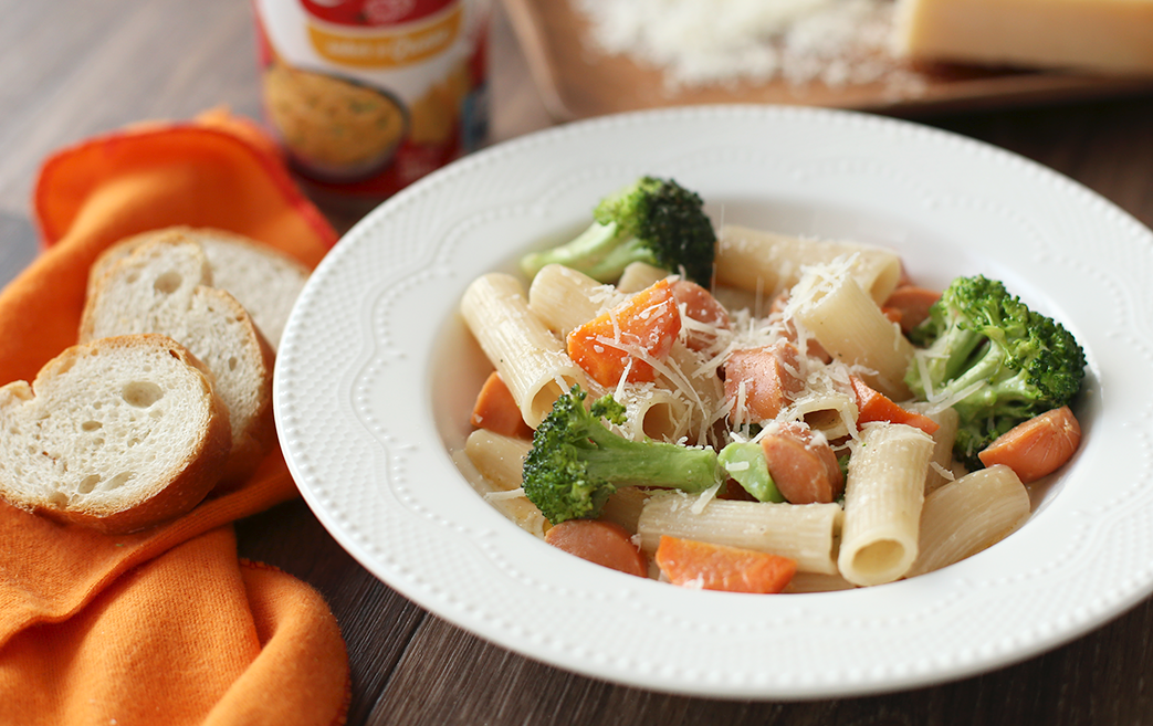 Pasta con salchicha, zanahoria y brócoli