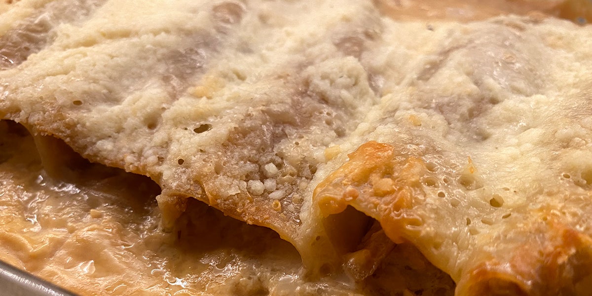 Canelones de pollo con cebollas caramelizadas