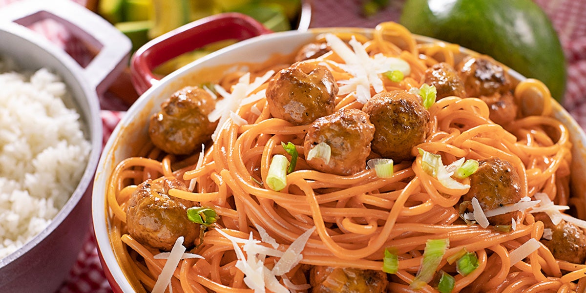 PASTA CON ALBÓNDIGAS EN SALSA ROSADA