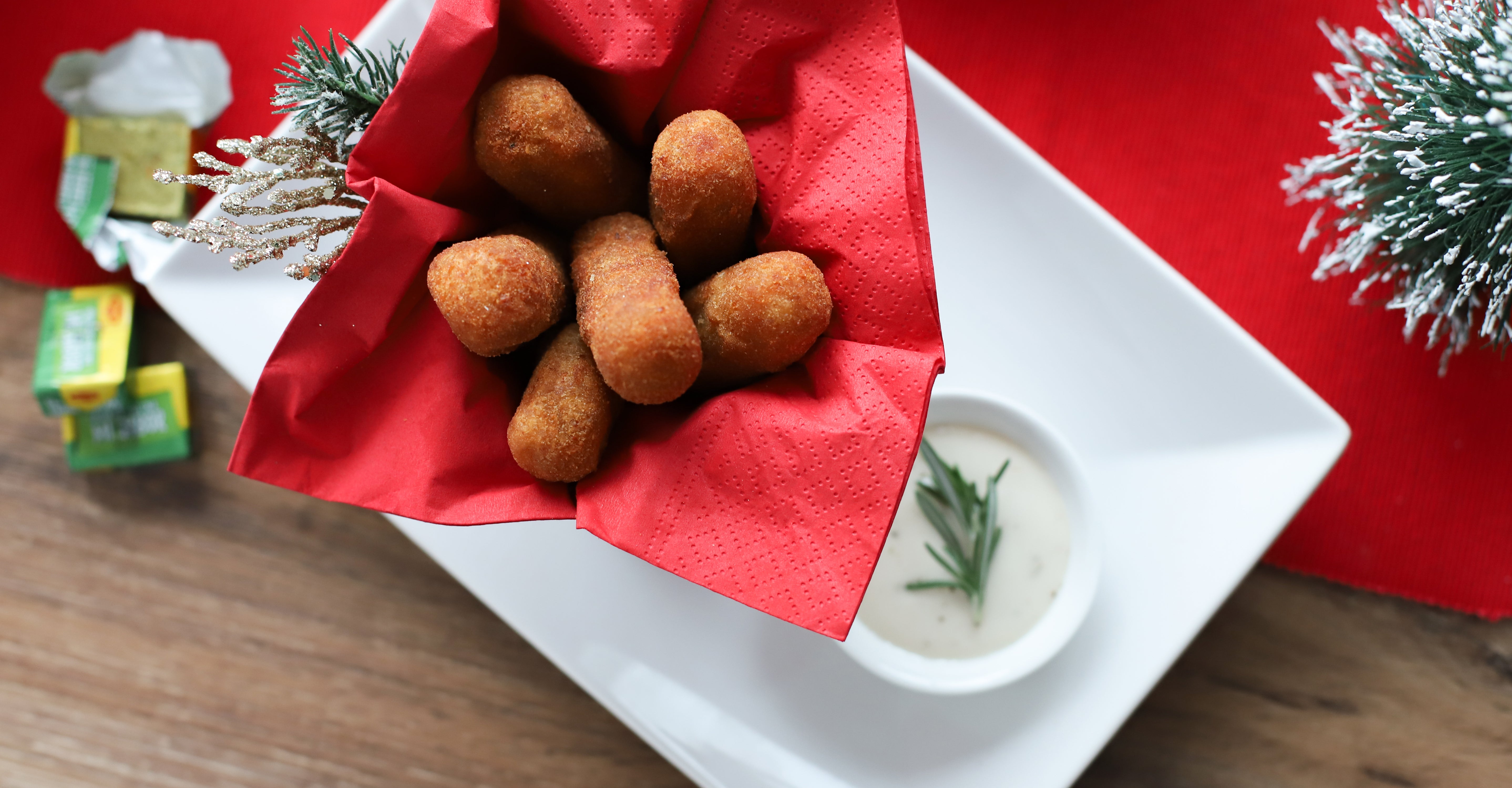 Croquetas de Pollo, Yuca y Chorizo con Mermelada de Cebolla