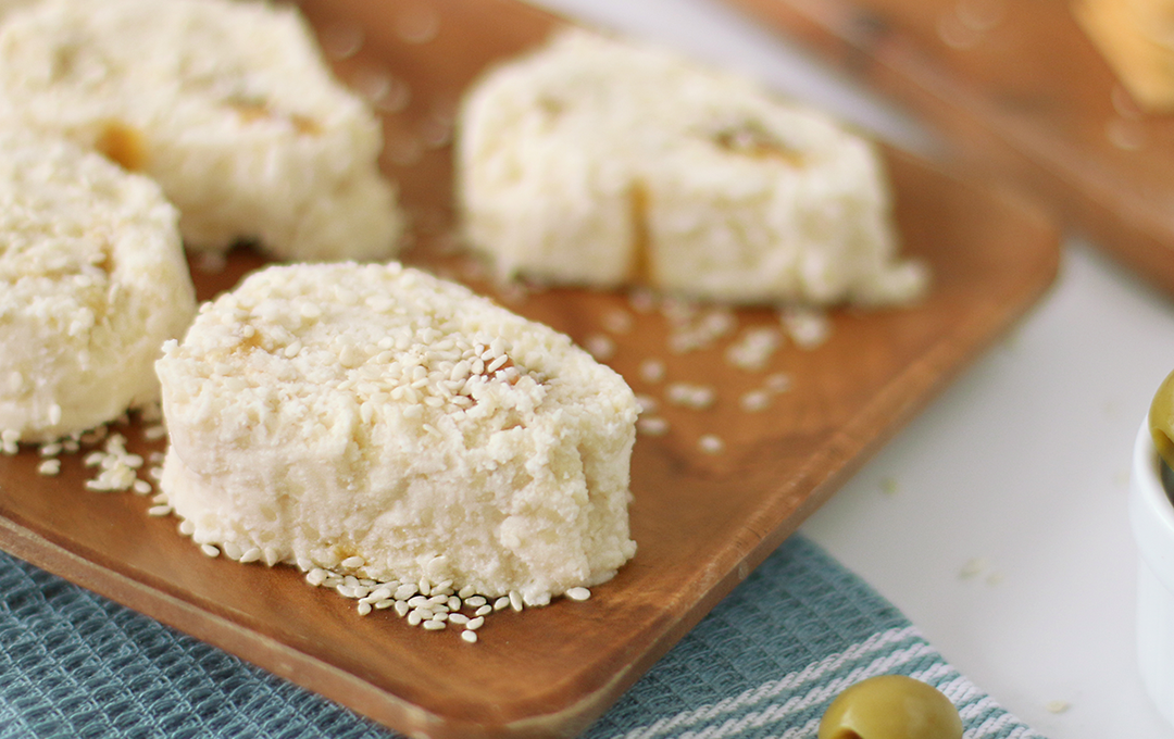 Rollos de Queso con Mermelada Revestidos de Ajonjolí