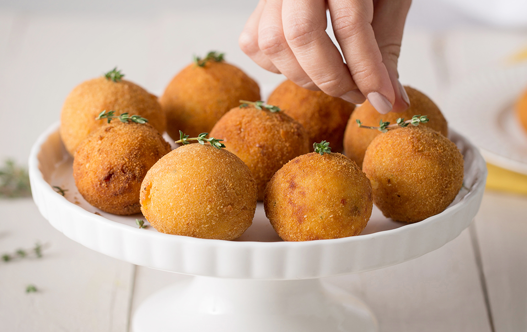 Bolitas de Platano Maduro rellenas de Bacalao