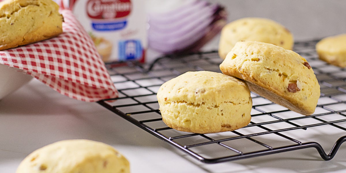 Scone con sofrito de cebolla y tocineta