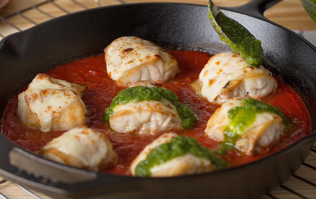 Pescado con Salsa Pesto y Pomodoro