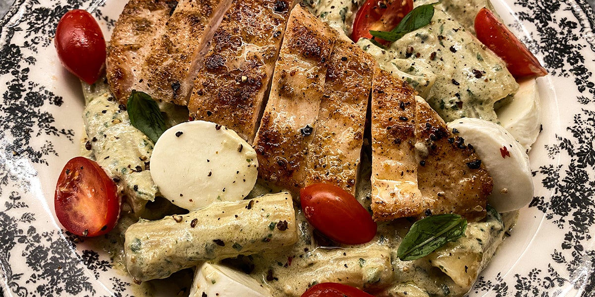 Pasta al pesto cremoso con pollo y ensalada caprese Pasta al pesto cremoso con pollo y ensalada caprese