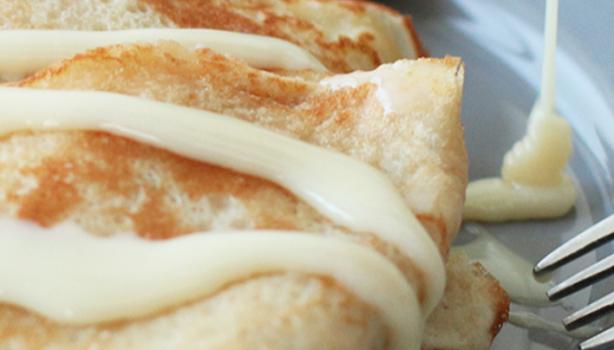 Crepes rellenos de queso crema, casquitos de guayaba y leche condensada La Lechera®