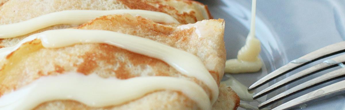 Crepes rellenos de queso crema, casquitos de guayaba y leche condensada La Lechera®