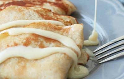 Crepes rellenos de queso crema, casquitos de guayaba y leche condensada La Lechera®