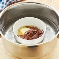Chocolate derretido al baño María.