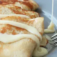 Crepes rellenos de queso crema, casquitos de guayaba y leche condensada La Lechera® Crepes rellenos de queso crema, casquitos de guayaba y leche condensada La Lechera®