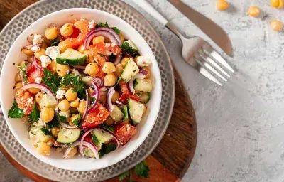 Receta fácil y rápida de ensalada de garbanzos y vegetales Receta fácil y rápida de ensalada de garbanzos y vegetales