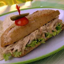 Sandwich de Pollo con Mermelada de Tamarindo