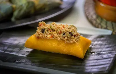 Pasteles en Hojas de Yuca Rellenos de Pollo Pasteles en Hojas de Yuca Rellenos de Pollo