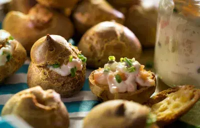 PROFITEROLES RELLENOS SALMÓN AHUMADO PROFITEROLES RELLENOS SALMÓN AHUMADO