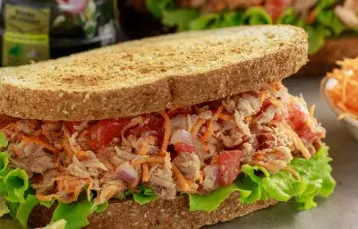 Sandwich de Tuna y vegetales Sandwich de Tuna y vegetales