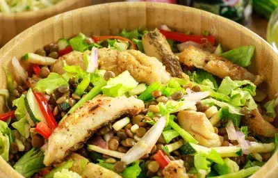 Ensalada de pescado, lentejas y verduras Ensalada de pescado, lentejas y verduras