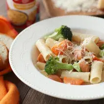 Pasta con salchicha, zanahoria y brócoli