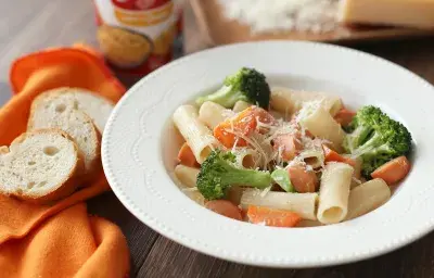 Pasta con salchicha, zanahoria y brócoli