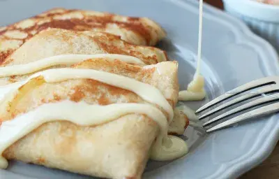 Crepes Rellenos de Queso Crema, Casquitos de Guayaba y Leche Condesada LA LECHERA®