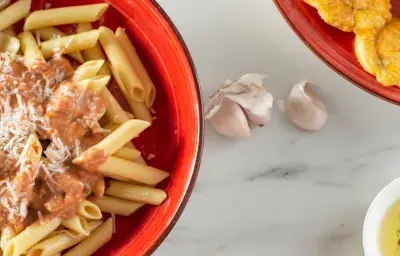 PASTA  ROJA CON CARNATION