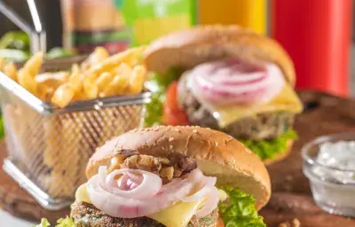 HAMBURGUESA CLÁSICA DE QUINOA VEGGIE MAGGI CON ESPINA Y NUECES HAMBURGUESA CLÁSICA DE QUINOA VEGGIE MAGGI CON ESPINA Y NUECES