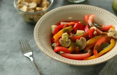 Ensalada de Pimientos y Mozzarella con Salsa Verde