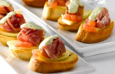 Bruschetta de Tomate con Mozzarella y Prosciutto en Salsa de Albahaca