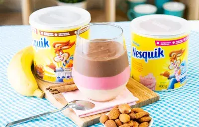 Natilla De Nesquik® Fresa, Nesquik® Chocolate Con Almendras Tostadas Natilla De Nesquik® Fresa, Nesquik® Chocolate Con Almendras Tostadas
