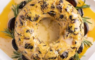 Pastel de ciruela con salsa de ponche Pastel de ciruela con salsa de ponche