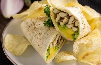 WRAP DE POLLO Y ADEREZO DE PIMIENTOS WRAP DE POLLO Y ADEREZO DE PIMIENTOS