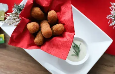 Croquetas de Pollo, Yuca y Chorizo con Mermelada de Cebolla Croquetas de Pollo, Yuca y Chorizo con Mermelada de Cebolla