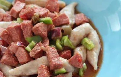 Domplin con Salami Guisado Domplin con Salami Guisado