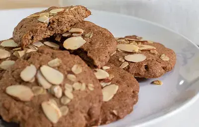 GALLETAS DE MIEL Y ALMENDRAS GALLETAS DE MIEL Y ALMENDRAS