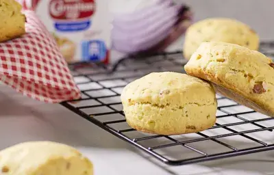 Scone con sofrito de cebolla y tocineta