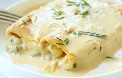 Canelones Rellenos De Maíz Y Espinacas En Salsa Bechamel Canelones Rellenos De Maíz Y Espinacas En Salsa Bechamel
