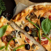 Pizza de verduras y aceitunas