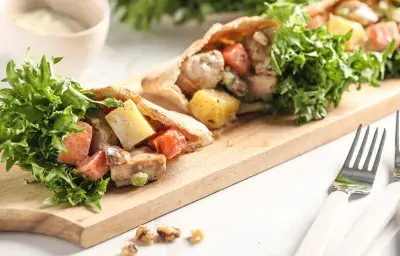 Ensalada de Pollo y Frutas Ensalada de Pollo y Frutas