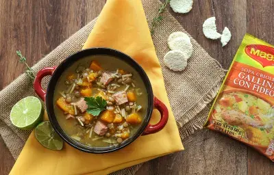 SOPA DE GALLINA CON FIDEOS Y LENTEJAS