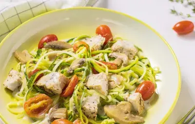 Pasta de zucchinis en salsa blanca