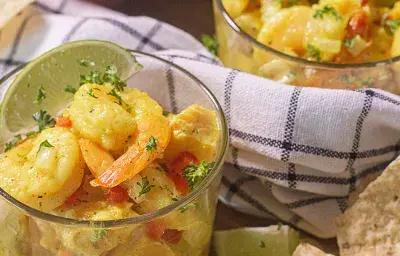 CEBICHE DE PESCADO Y CAMARONES AL COCO CEBICHE DE PESCADO Y CAMARONES AL COCO