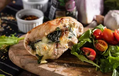 PECHUGA DE POLLO RELLENA DE ESPINACA Y QUESO PECHUGA DE POLLO RELLENA DE ESPINACA Y QUESO